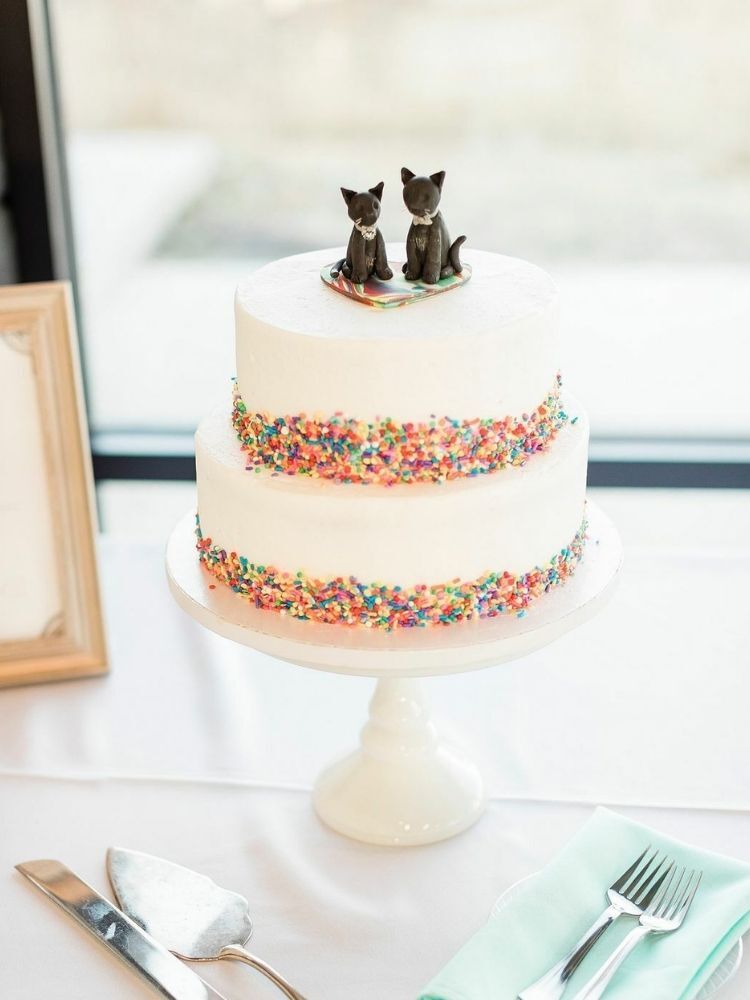 wedding cake with cat cake topper