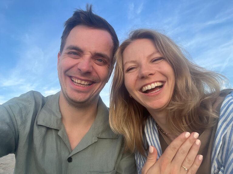Eline zegt ja! Niels denkt nog dat trouwen een paar jaar gaat duren. Deze website bewijst het tegendeel.