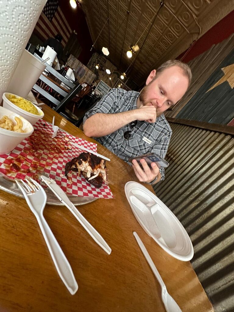 Our first date at a BBQ joint in Waxahachie! He was about to show me something on his phone. / Nuestra primera cita en un restaurant de BBQ en Waxahachie! Alex me iba a mostrar algo en su celular.
