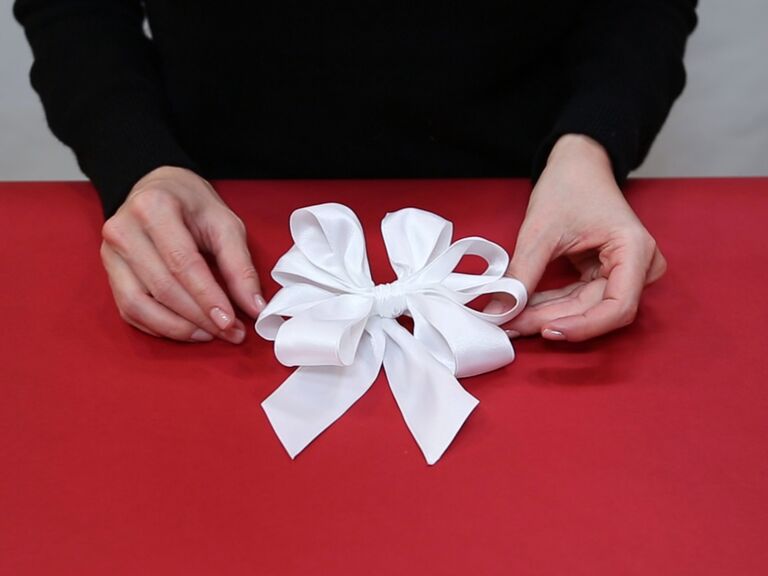 how to tie a lace bow