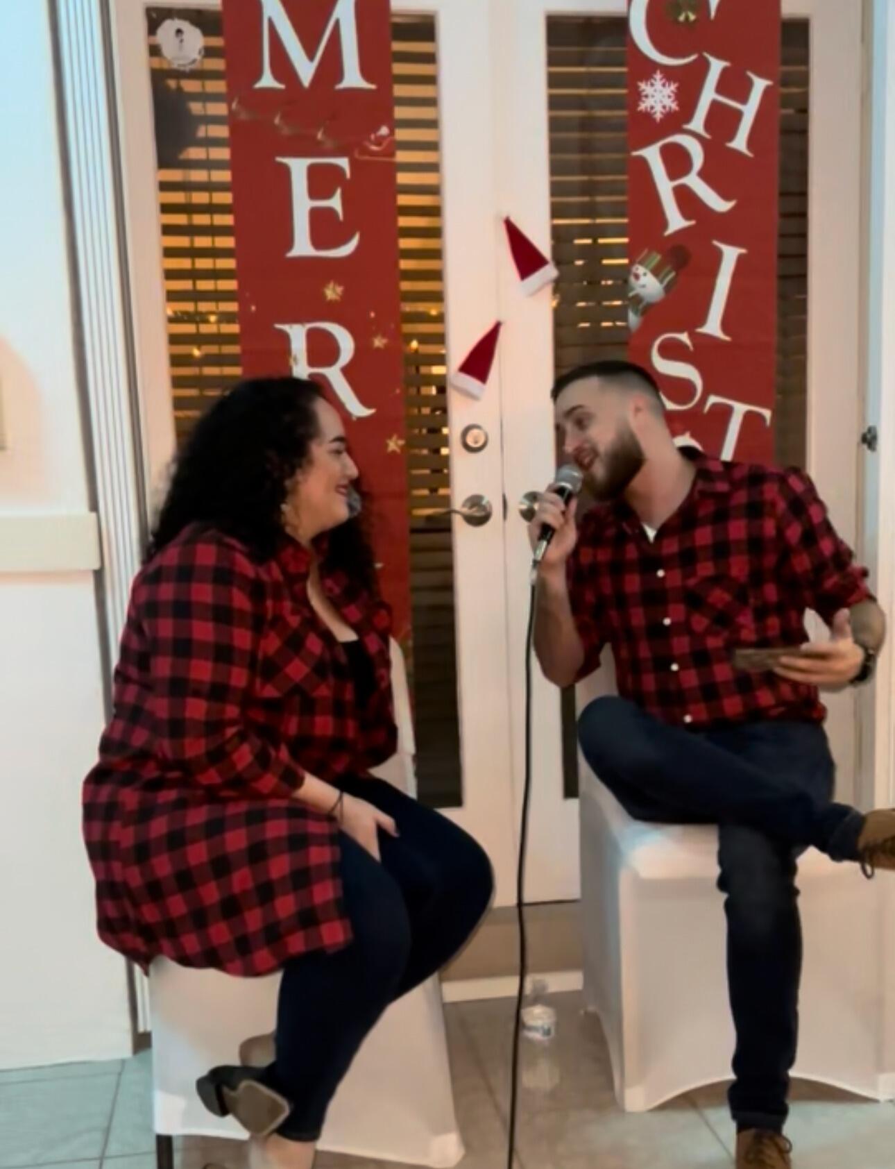 Their first Christmas together, when Josué sang to Rachel for the first time. • Su primera Navidad juntos, cuando Josué le cantó a Rachel por primera vez.