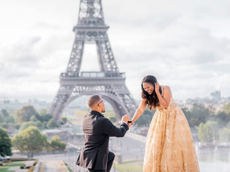 Proposal in front of the Eiffel Tower
