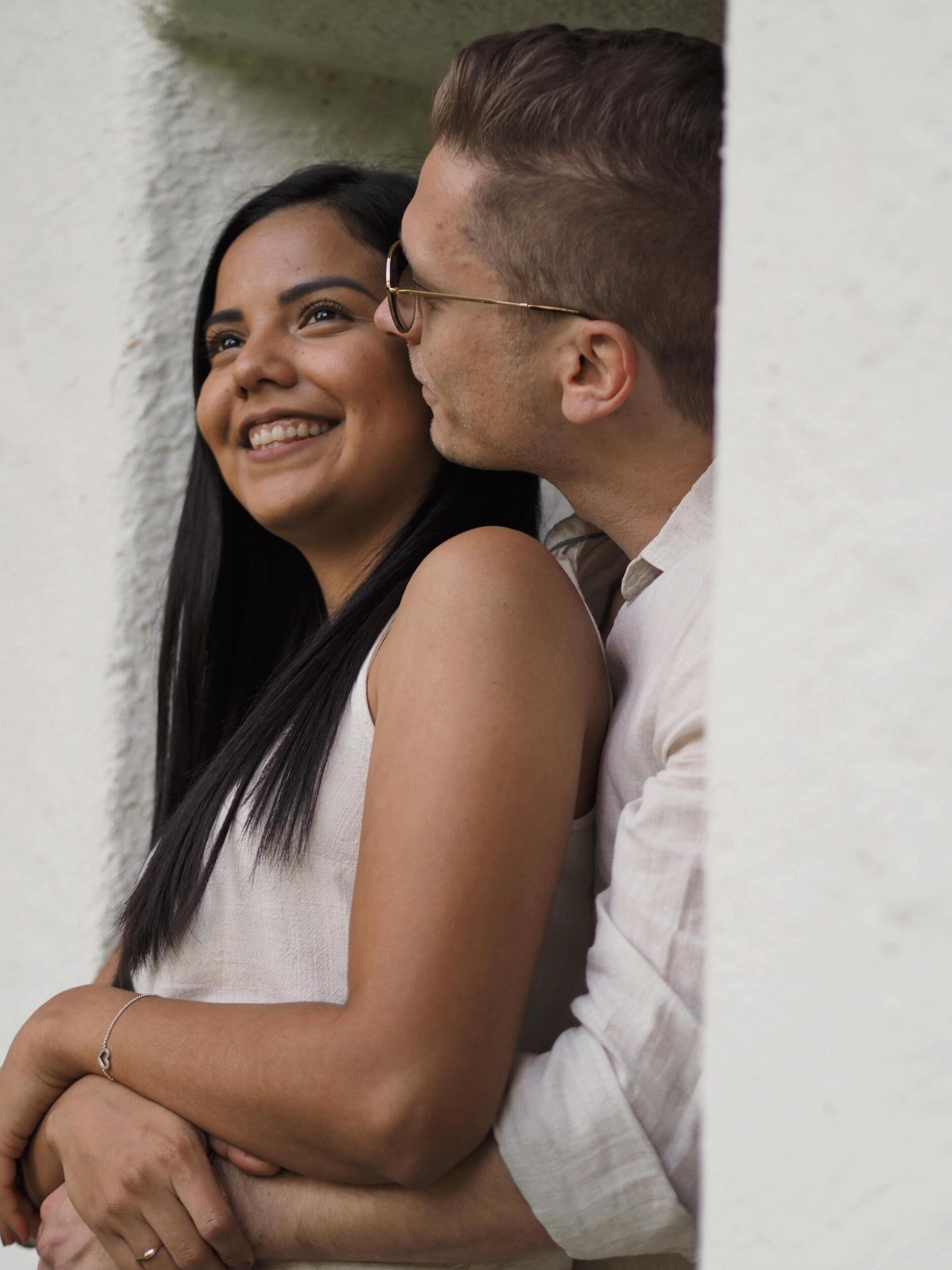 Getrennt, aber verbunden...

Pandemie. Grenzen wurden geschlossen, und wir mussten erneut sechs Monate ohne einander auskommen. Doch wir blieben stark. Nach allen Herausforderungen wurde uns klar: Echte Liebe findet Wege - keine Ausreden.