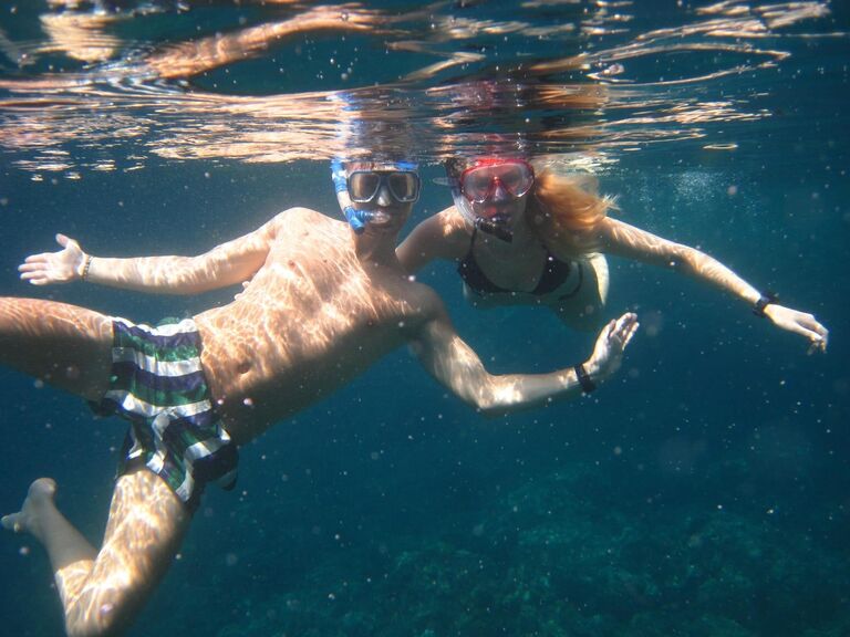 Helene lærer Sondre å snorkle i Thailand