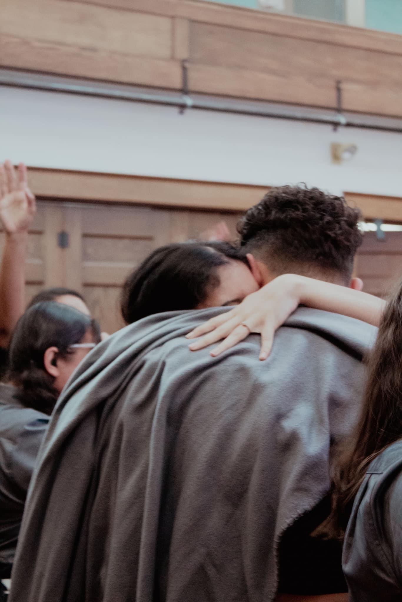 Después de muchas oraciones, luchas y procesos, el Señor confirmó nuestra relación de forma privada, y más adelante, el 26 de agosto de 2024, lo hizo públicamente a través de una pastora que ni siquiera nos conocía. Fue algo tan de Dios que no lo pudimos ignorar.