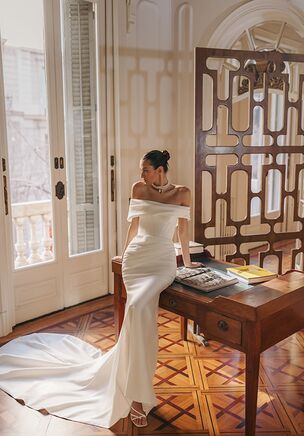 Verona - cold-shoulder straight neckline corset base dress with draped details on the upper part of the skirt. Complemented with a veil.