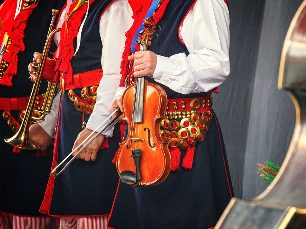 The 20 Best Polish Wedding Songs for Your Wedding Playlist