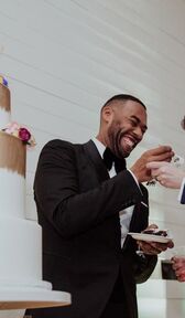 結婚式のケーキの各他のスライスを供給する同性カップル