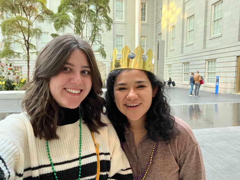 Michelle and Rebecca explore the National Portrait Gallery together for the first time. Rebecca introduces Michelle to a Mardi Gras King Cake in the courtyard.