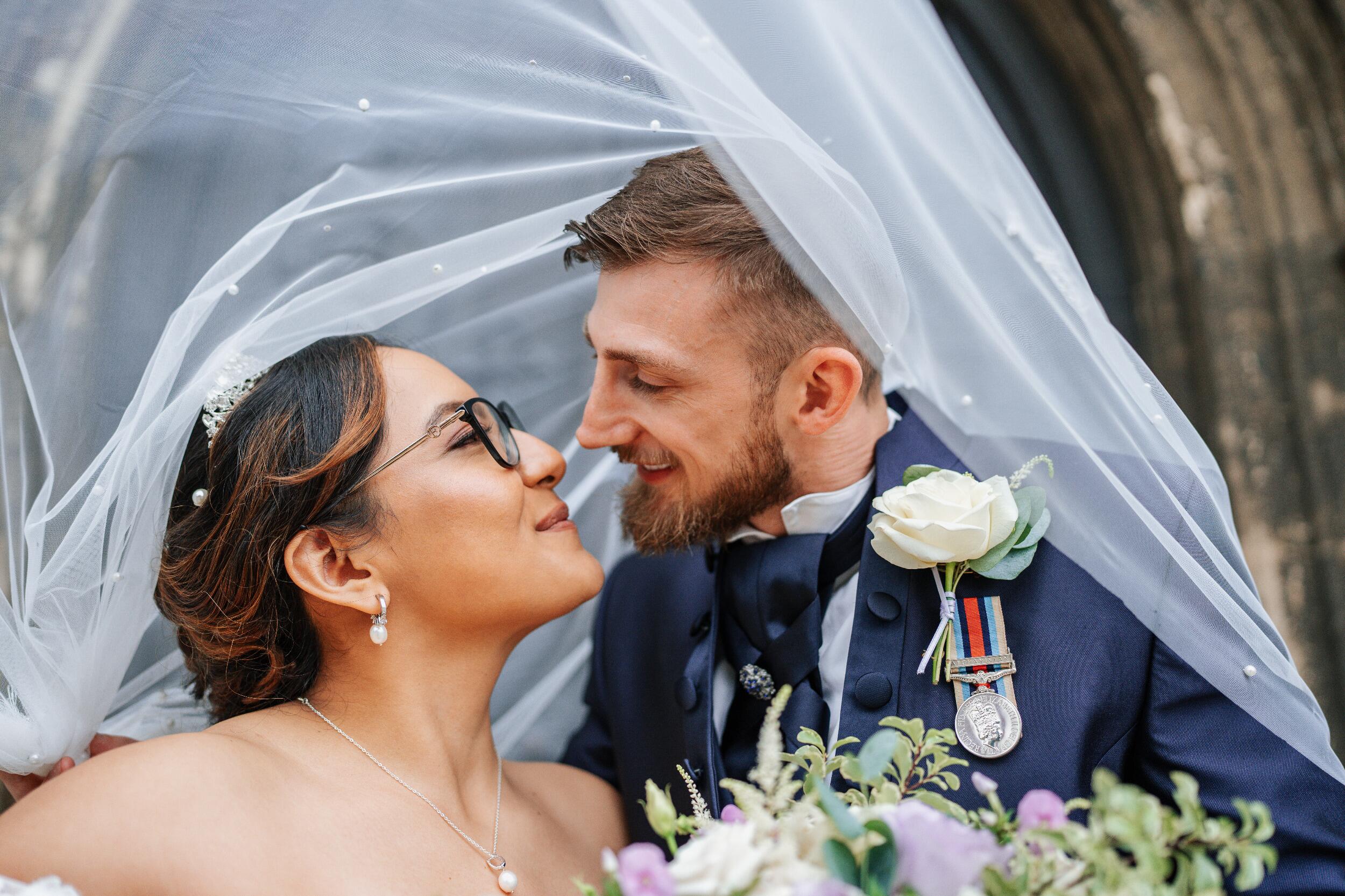 Un año más tarde, el corazón les llevó de vuelta a sus raíces. En Ecuador, junto a sus seres queridos y amigos cercanos, desean celebrar una ceremonia simbólica: un acto lleno de significado para renovar su compromiso y compartir su historia de amor con quienes han sido parte esencial de su camino. Será una celebración auténtica, con alma ecuatoriana y el mismo amor que los une desde el primer encuentro.