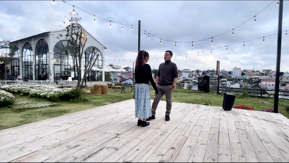 As AT & Dasom were busy setting up the tripod, Johnnie took Haylie to one side of the garden and gave her a 15-minute talk!!