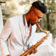 Réserver un saxophoniste ? Evenses propose des saxophonistes