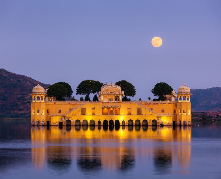 udaipur india wedding destination at dusk so beautiful with the lake