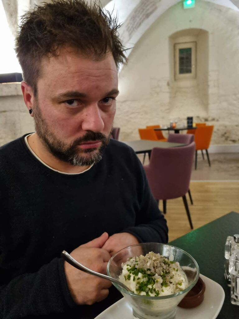 In Frankrijk is niet alles wat het lijkt... Op de menukaart leek het aantrekkelijk, uiteindelijk was het platte kaas met sjalot, bieslook, peper en zout. Pas dus op met de dingen die je op restaurant wil bestellen :-) 