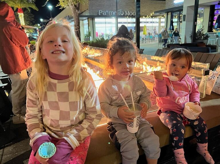 Our kids enjoyed eating ice-cream on wintertime. It was a nice idea of Victoria to take all the family for a dessert on a plain Thursday, we had a blast!