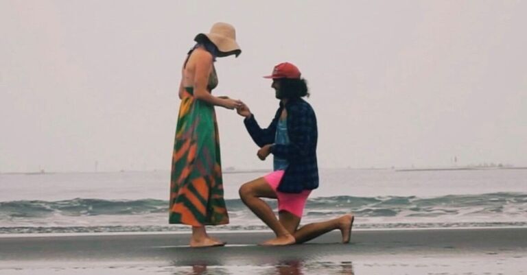 ENGLISH:
Oscar and Rosie get engaged, on the beach where they first met!

ESPAÑOL:
¡Oscar y Rosie se comprometen en la playa donde se conocieron por primera vez!