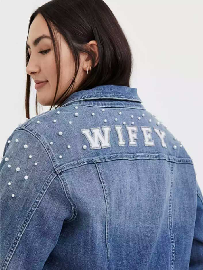 Ngọc trai tôn dáng áo khoác denim "Wifey"