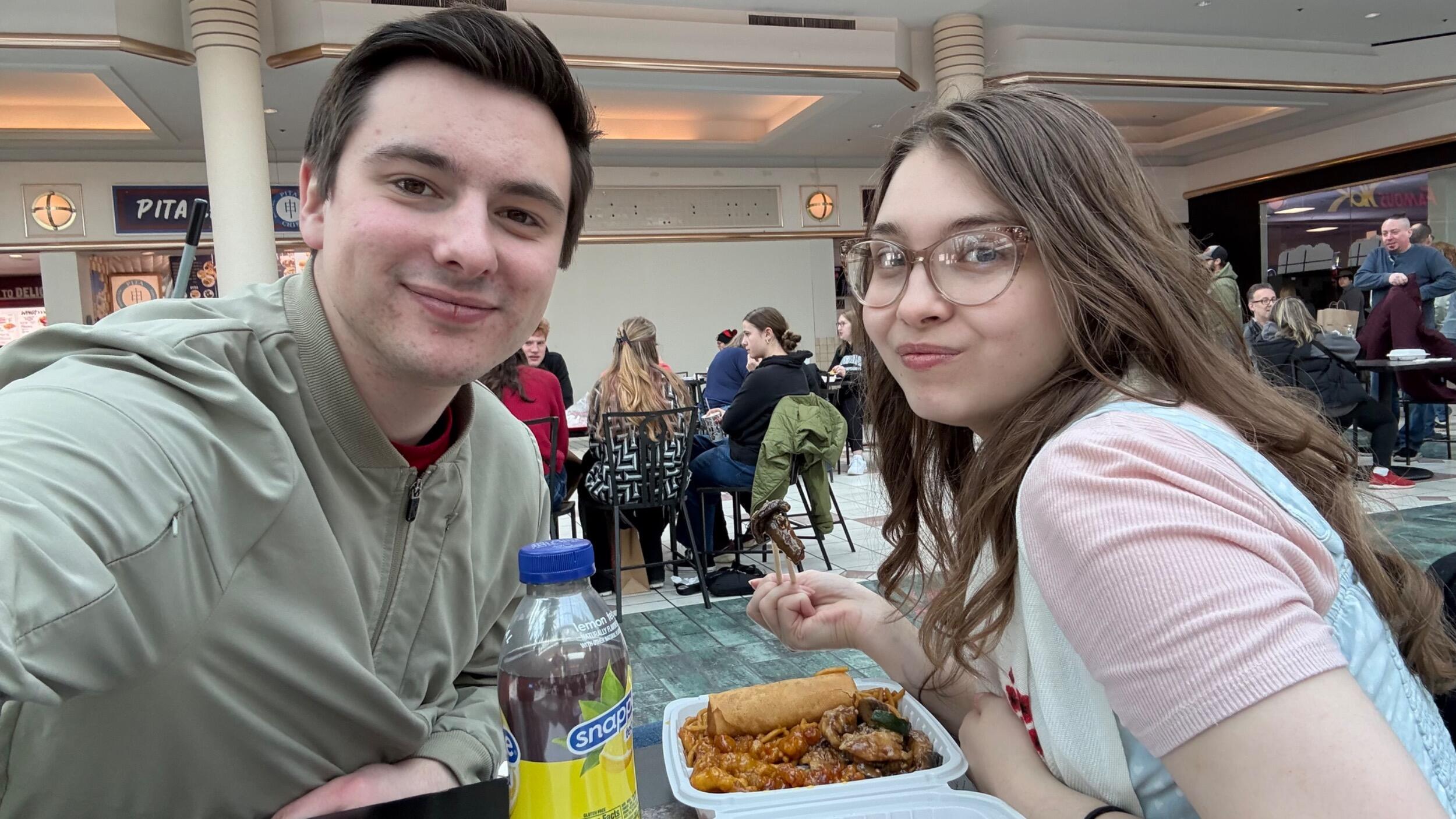 Sarah came to Noah’s work to enjoy lunch together! 