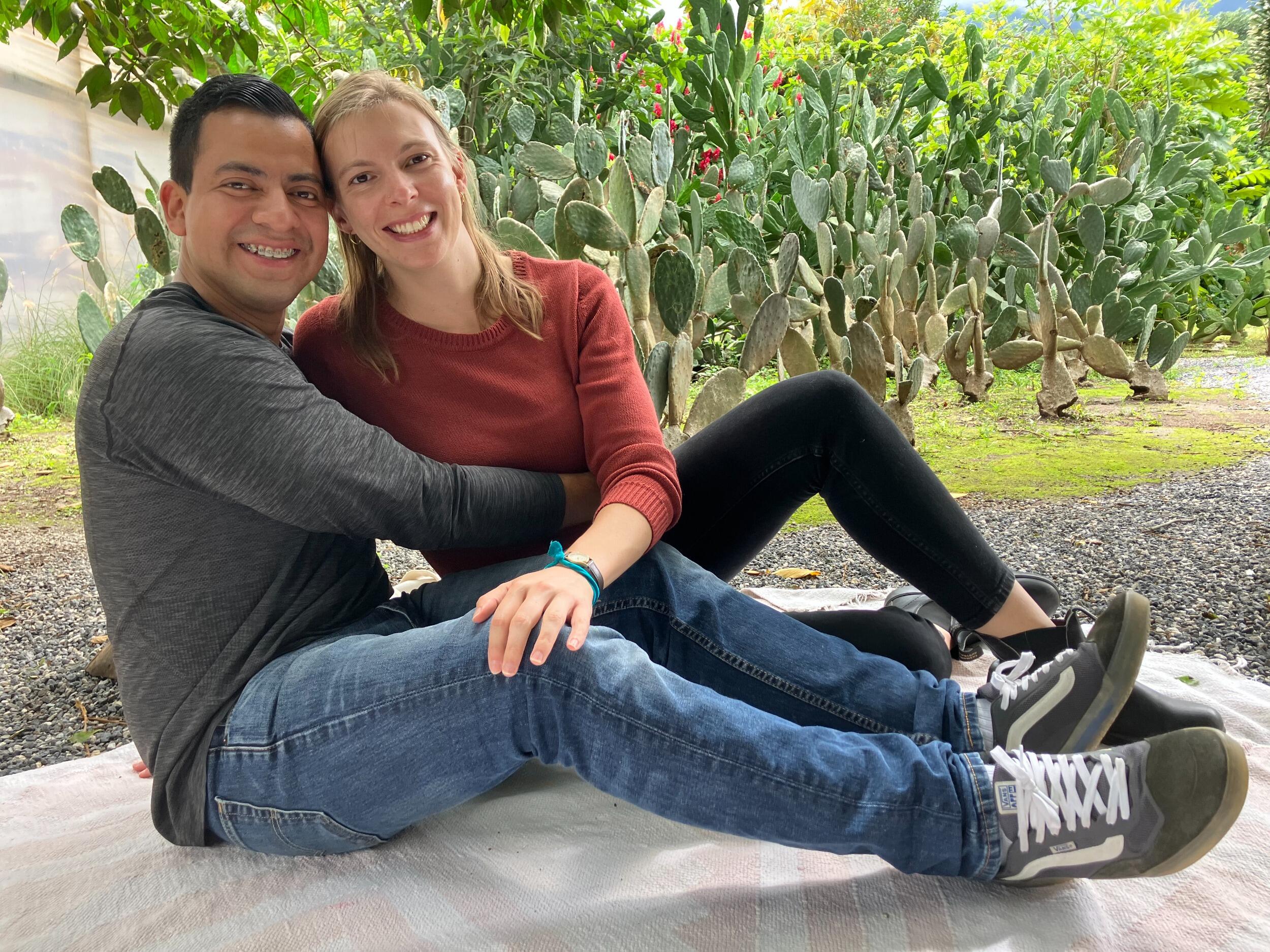 Sabíamos que la relación iba en serio cuando nos tomamos este tipo de fotos. 
One of our favorite photos! We love spending time with friends and eating good food outdoors