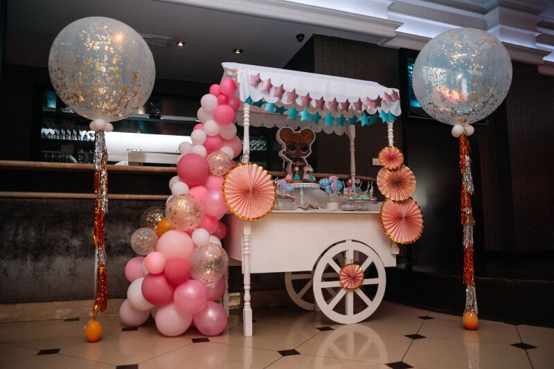 Hello Kitty party idea: candy cart