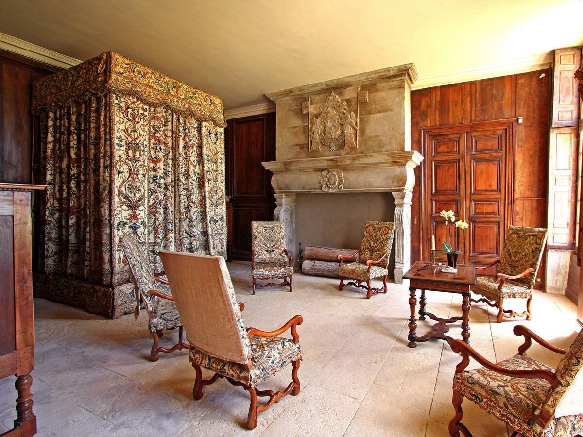 On 14 July 1622, the castle welcomed the young King Louis XIII en route to Perpignan and Bernard de Pennautier, the first magistrate of the city "pronounced the host harangue". Without being known the exact reason for this gift, the king offers the castle his "travel furniture", precious together covered with superb wool tapestries and silk stuffed, with a canopy bed and six armchairs whose tapestries can bends to travel in the trunks. This furniture, classified as a Historic Monument, is still carefully preserved in the Roise's Chamber".