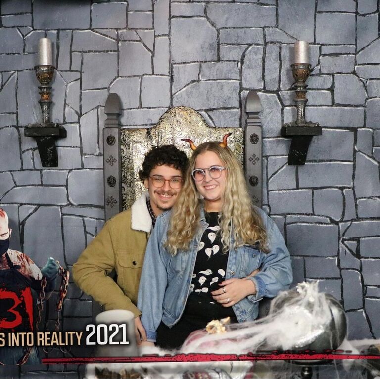 Nick and Cat get spooked at a haunted house. 