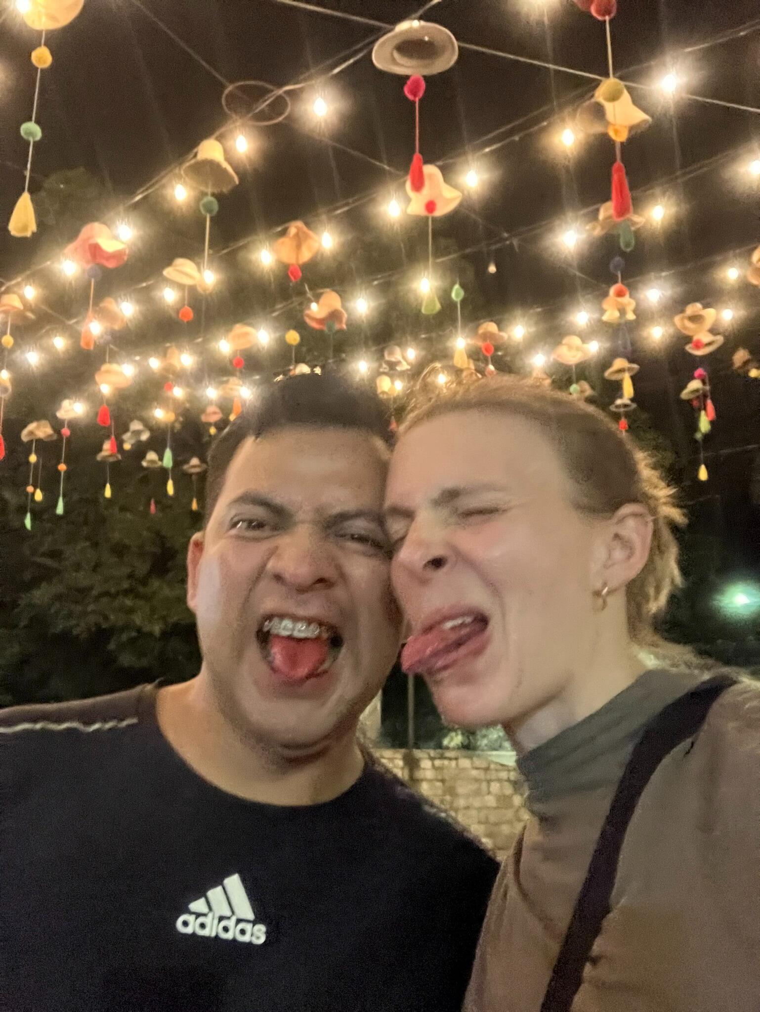 Todavía encontramos tiempo para hacer tonterías y hacernos reír.
We still find time to be goofy and make eachother laugh.