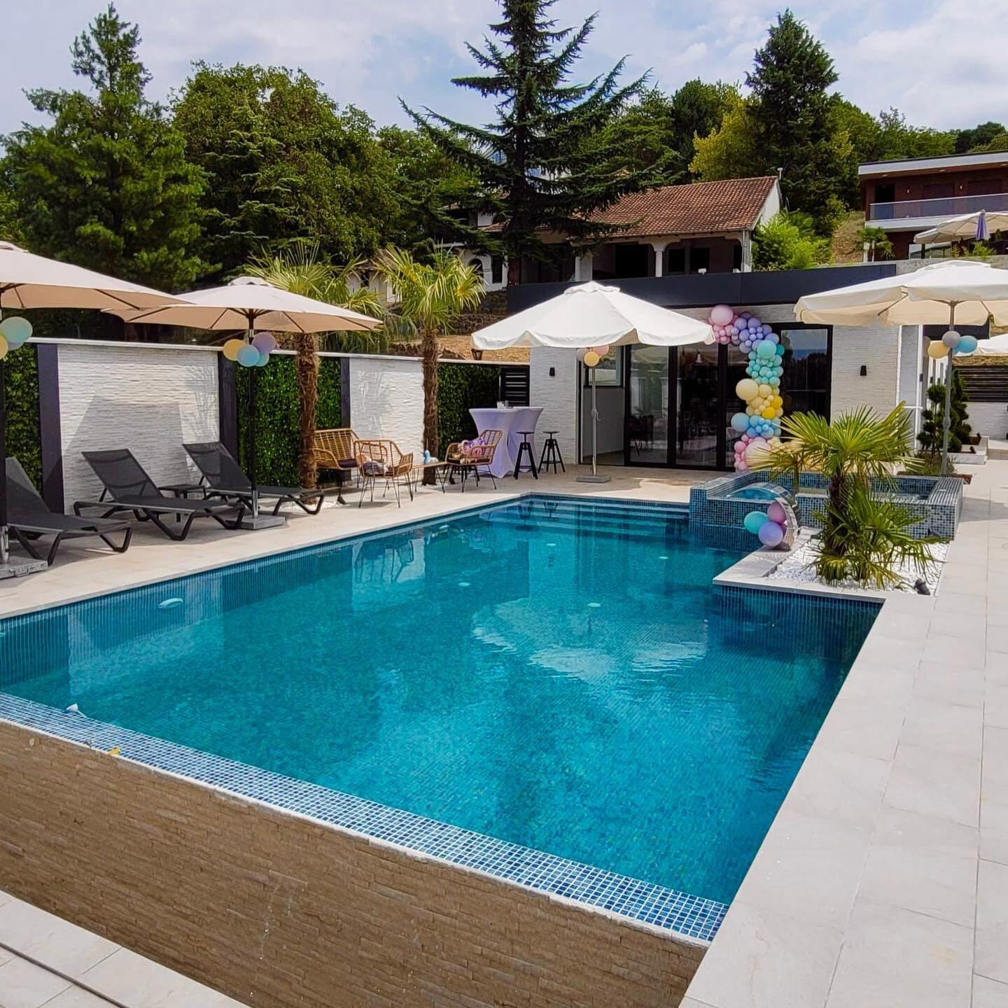 For anyone sticking around on the Sunday, we have rented a house with a pool to have a few drinks, play a few tunes, and relax with some Serbian BBQ food. Make sure to bring your swimming togs. 