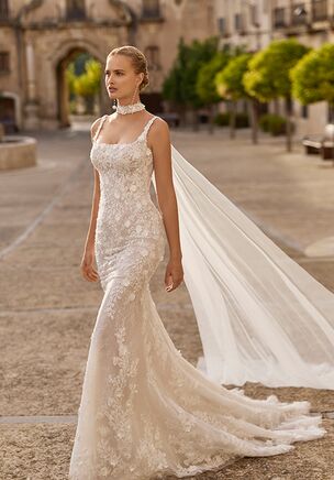 Two-piece mermaid wedding dress in lace with square neckline, straps and open back. Choker with soft tulle cascades.