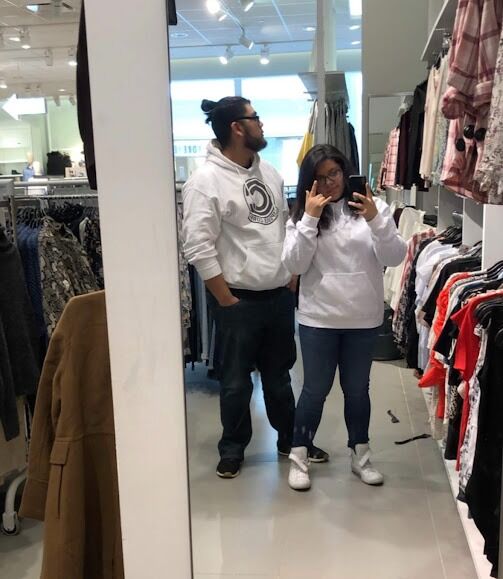 After more than a year of no contact, Eduardo reached out "on accident" even though we both know it was on purpose. I'm glad he did.
Despues de mas de un año sin contacto, Eduardo se acerco "por accidente" aunque ambos sabemos que fue a proposito. Me alegro de que lo haya hecho.
