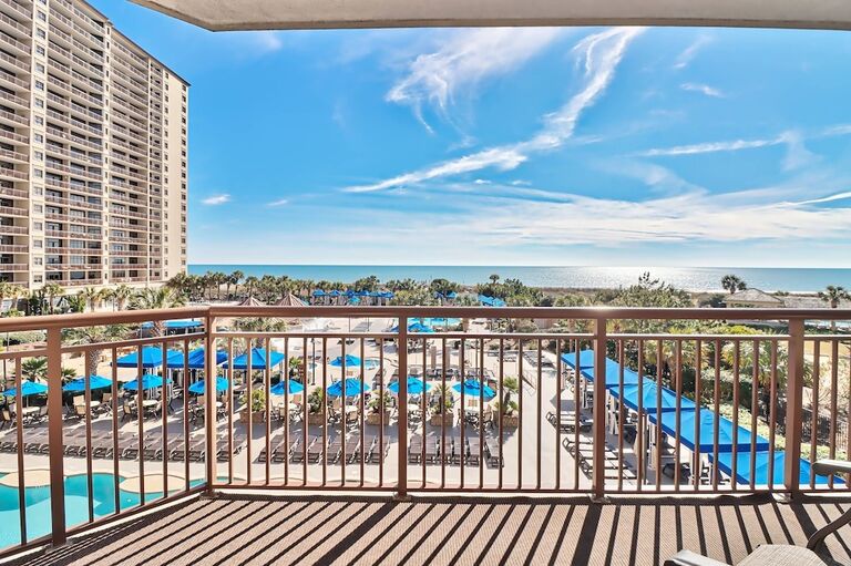 Meet us in Steve and
Lisa's suite for a light breakfast and mimosas to celebrate the morning after.