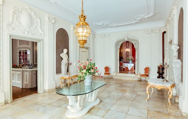 
After the ceremony, drinks, garnishes and wedding cake will be served between 16:00 and 18:00. Not to forget the cutting of the cake moment in the Kasteellobby! 