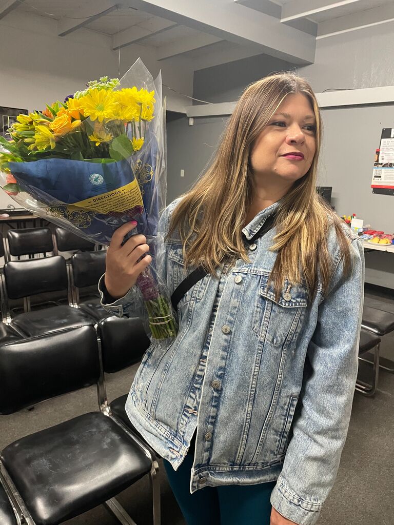 After a long day at work and navigating through the busy Los Angeles traffic 🚗, Jeremy picked Danielle up to celebrate their friend 🎉. Ever the thoughtful companions, they surprised their friend with a bouquet of beautiful flowers 💐. Together, they made their way to the celebration in Gardena, California 🌆, their spirits lifted by the joy of friendship and the promise of a memorable evening 😊.