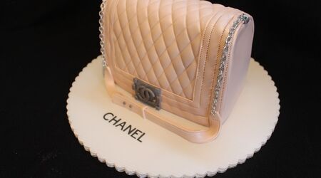 Chanel Handbag Cake for Rebekah's 30th - all edible - - CakesDecor