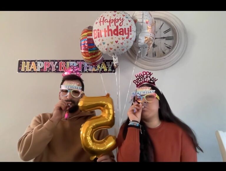 Lisa & Joe recording Briana's 5th birthday video! 
¡Lisa y Joe grabando el vídeo del 5º cumpleaños de Briana! 