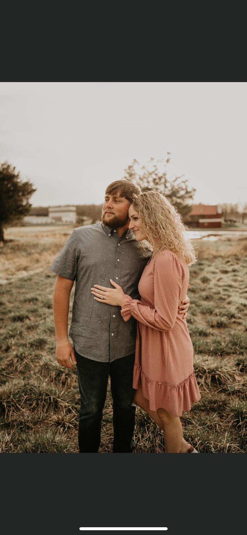 We got our engagement pictures taken 😍