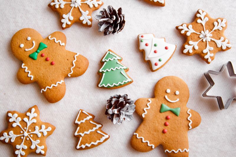 Bake gingerbread men outdoor winter birthday party ideas