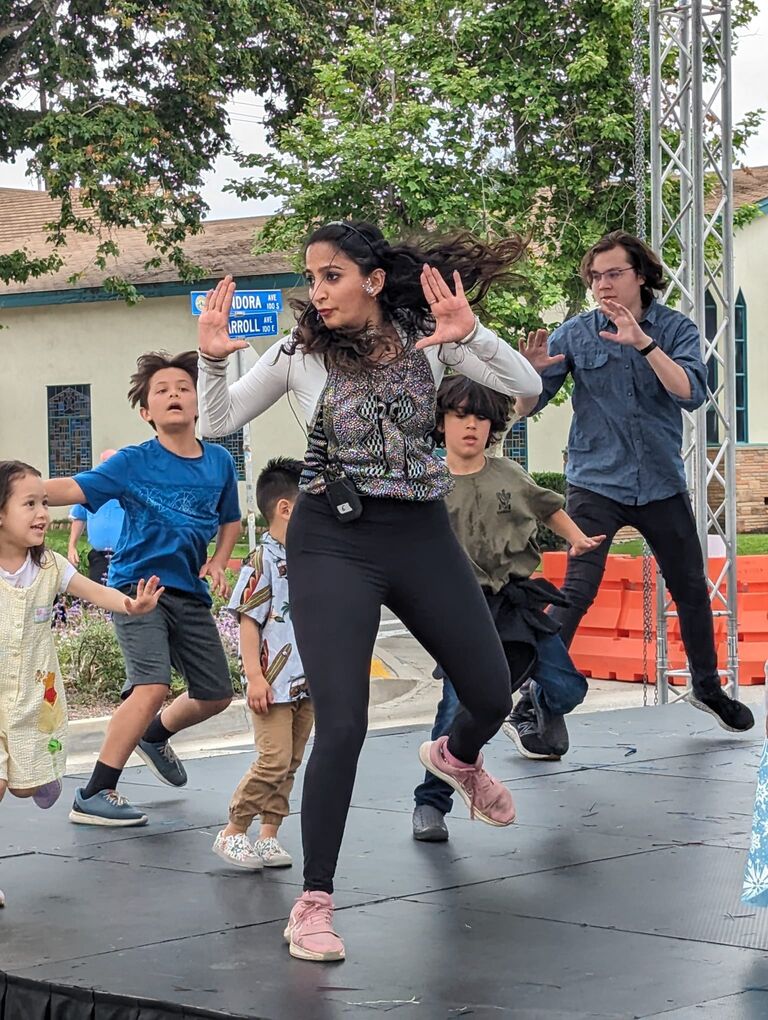 Kevin was 17 the last time he was on stage. But for Nive, he didn't hesitate to join her for a Bollywood number in front of 500 people. Expect some dancing at the wedding