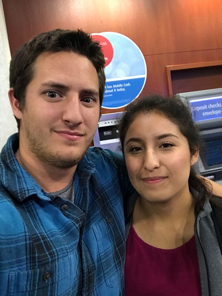 Jeff came to say goodbye to Nancy as she will fly to Connecticut to start school at Eastern Connecticut University.
***
Jeff vino a despedirse de Nancy ya que ella se irá en un vuelo a Connecticut para comenzar su universidad.