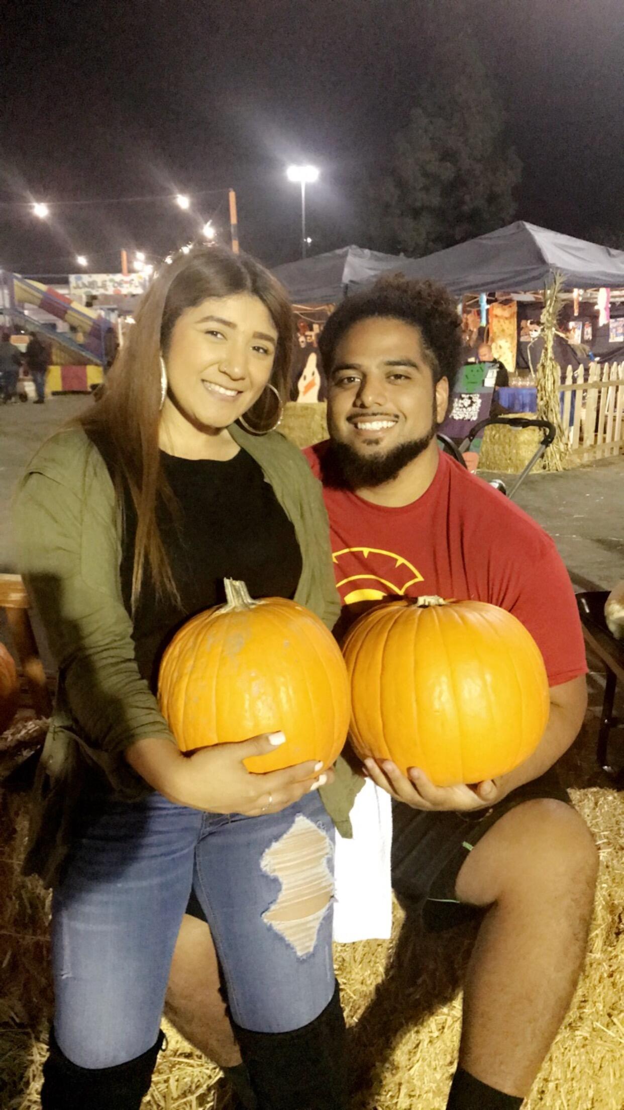Galu took Ruby on a pumpkin patch date and celebrated their first Halloween together!🎃👻