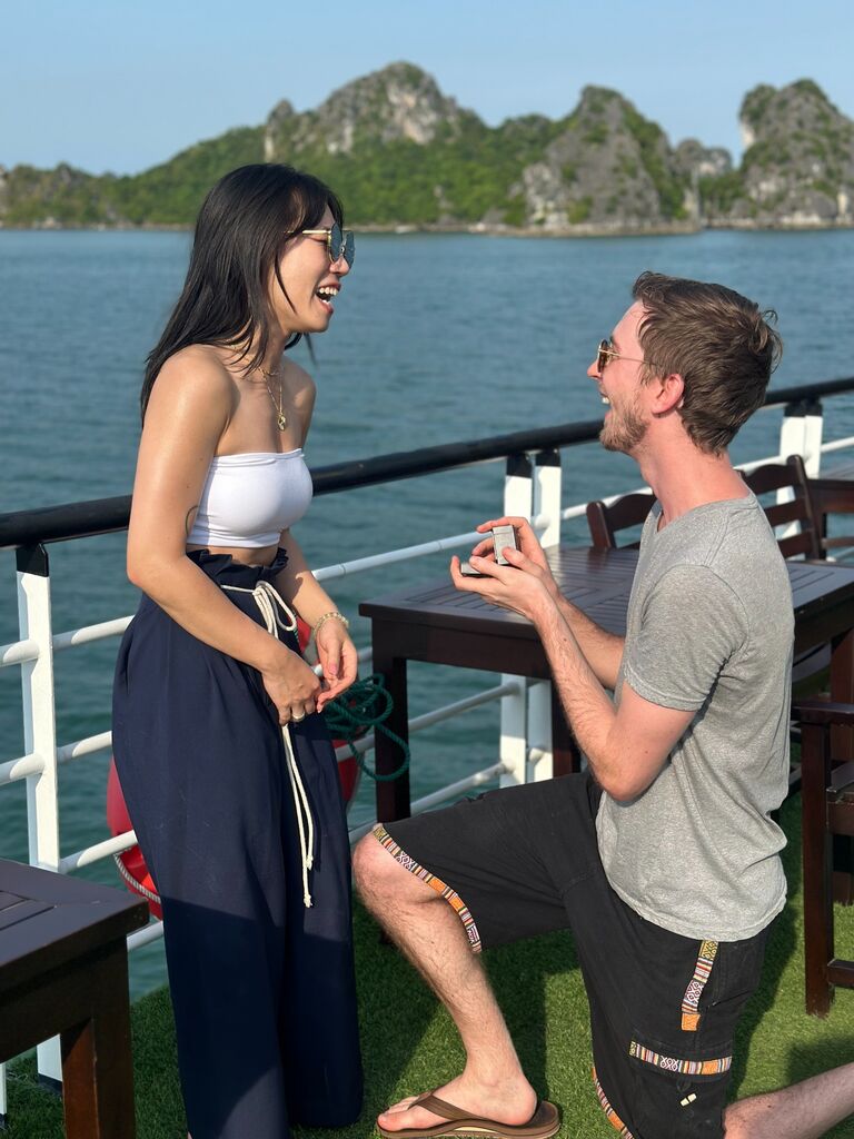 The proposal in Ha Long Bay