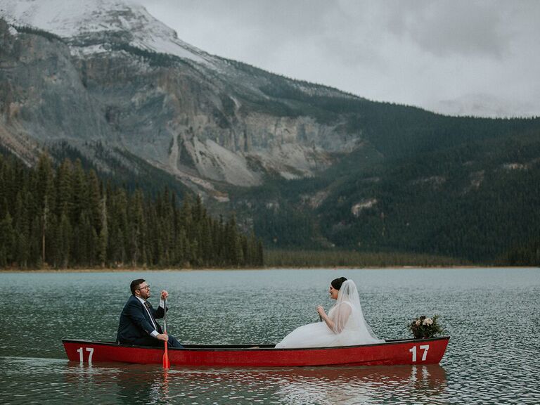 Friluftsliv wedding couple in canoe in mountains