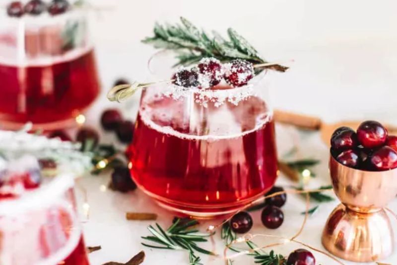Christmas & Holiday Cocktail Recipes - Mrs. Claus cranberry whiskey cocktail
