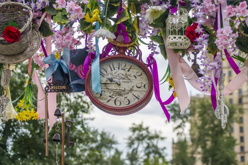 Alice in Wonderland themed party idea - down the rabbit hole entrance