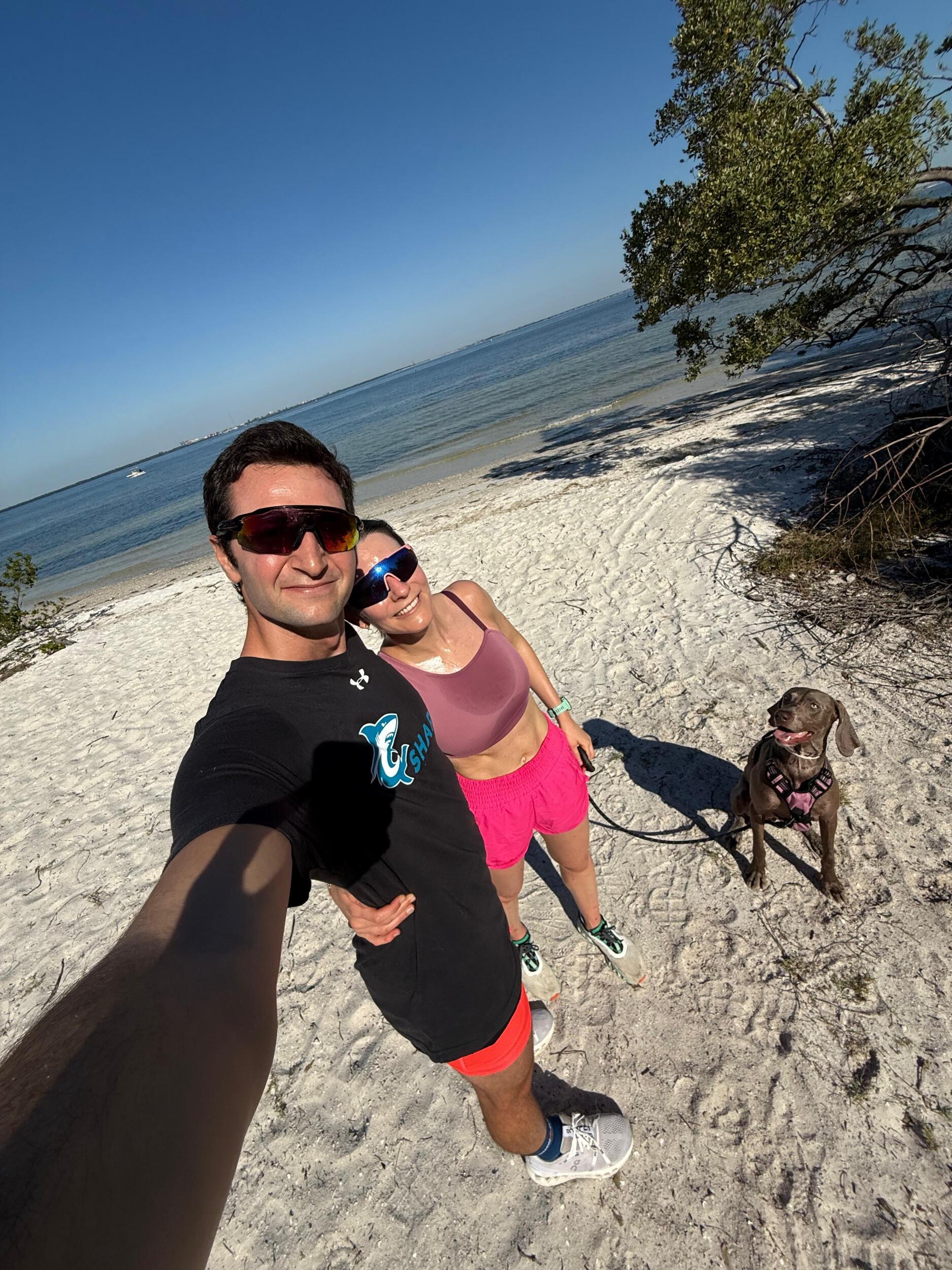 Nos mudamos a Florida, empieza una nueva vida… y ¡sorpresa! Diego se arrodilla para pedirle matrimonio a Audena nada más llegar al que sería nuestro nuevo hogar. Fue mágico, inesperado y tan Diego style. Suena a locura, pero si algo tenemos claro es que queremos seguir construyendo esta aventura, con sus risas, retos, momentos difíciles y locuras, siempre de la mano. Lo mejor… todavía está por venir. Stay tuned!