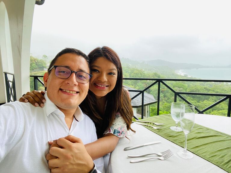 Disfrutaron una linda conversación, de esas infinitas cuando conectas con una persona con la mente, el corazón y el alma...! 
Por un momento ella dudo, bueno muchos detalles, y pensó que quizás iba a suceder pero cuando llevaron el postre y nada pensó... una linda date pero no será hoy...! 
Después Byron, le empezó a mostrar un video lleno de momentos juntos y de como coincidimos en metas, sueños, valores y del camino que queremos recorrer... 
Entonces empezó a sonar una canción especial y el finalmente hizo la pregunta, y la respuesta fue SIIII para siempre <3