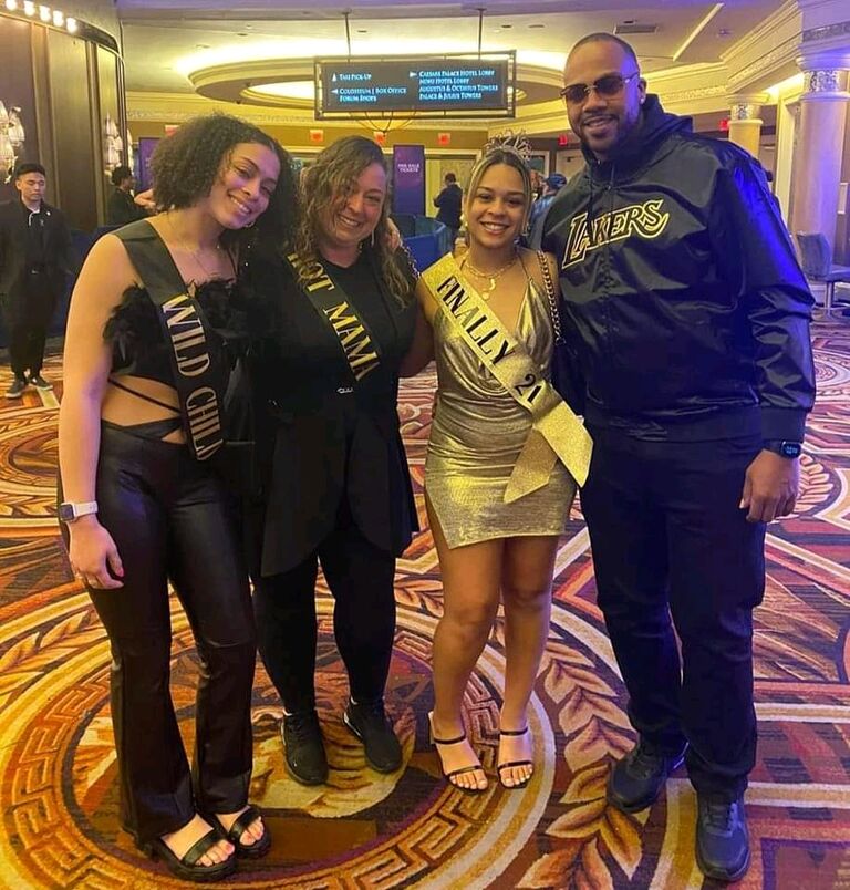 Happy Golden 21st Jalysa Nicole no better way to celebrate but in VEGAS with 24 Birthday Party Attendees!!!!