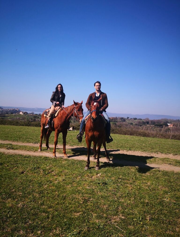 PASSIONI CONDIVISE...O QUASI: 
Insieme abbiamo scoperto l’amore per le passeggiate a cavallo, un’esperienza che ci unisce sempre di più. Ma la passione di Alfredo per il basket e soprattutto per la Roma… beh, Alfredo si deve rassegnare, non avrà una moglie giallorossa!