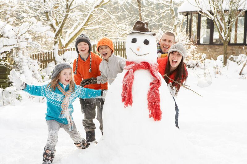 Winter party themes - snowman building competition