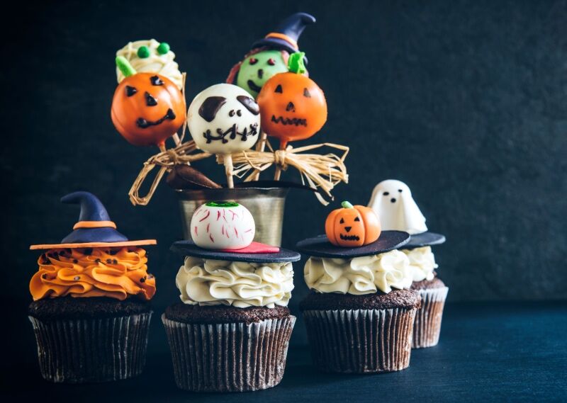 Halloween birthday party ideas - ghost cupcakes